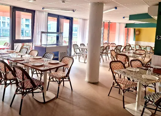 Auf Klassenfahrt mit HEROLÉ: Restaurant/Frühstücksraum im The People Caen in der Normandie