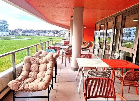 Auf Klassenfahrt mit HEROLÉ: Restaurantterrasse im The People Hostel Caen in der Normandie