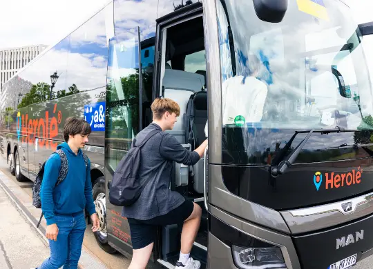 Busreise Auf Klassenfahrt mit HEROLÉ: Los geht´s mit dem HEROLÉ Bus.