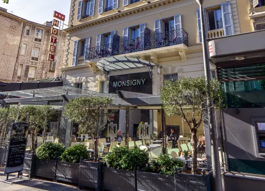 Auf Klassenfahrt mit HEROLÉ: Hotel Monsigny mit Terrasse in Nizza an der Côte d'Azur