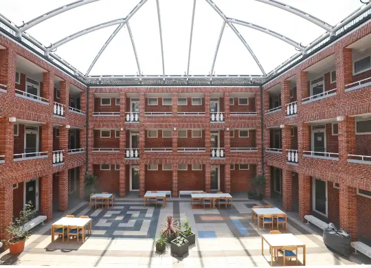 Auf Klassenfahrt mit HEROLÉ: Innenhof der JH Kiel an der Ostsee