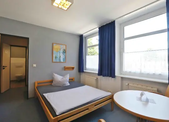 Auf Klassenfahrt mit HEROLÉ: Beispielbild eines Einzelzimmers in der JH Kiel an der Ostsee