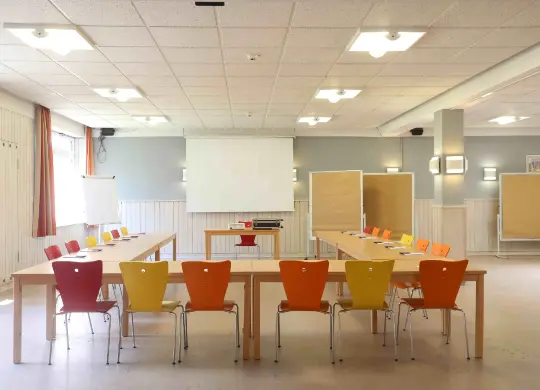 Auf Klassenfahrt mit HEROLÉ: Tagungsraum in der JH Kiel an der Ostsee