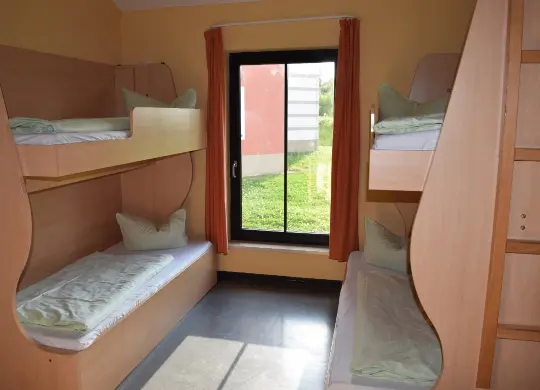 Auf Klassenfahrt mit HEROLÉ: Vierbettzimmer im EUROVILLE Naumburg