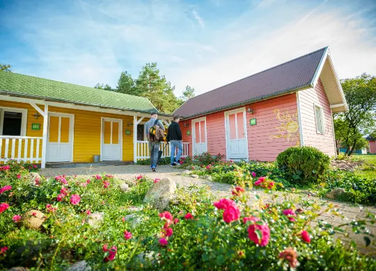 Auf Klassenfahrt mit HEROLÉ: Holzhütten im Heide Park Holiday Camp Soltau in der Lüneburger Heide