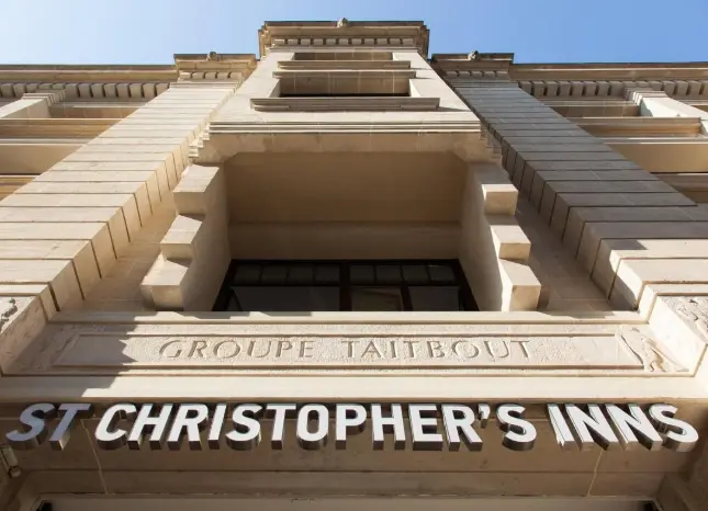 Auf Klassenfahrt mit HEROLÉ: Eingang zum St. Christophers Inn Gare du Nord Paris