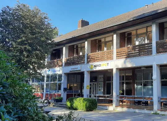 Auf Klassenfahrt mit HEROLÉ: Außenansicht hus4 des campushus St. Peter-Ording