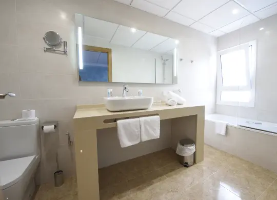 Auf Klassenfahrt mit HEROLÉ: Badezimmer im Hotel Internacional in Katalonien