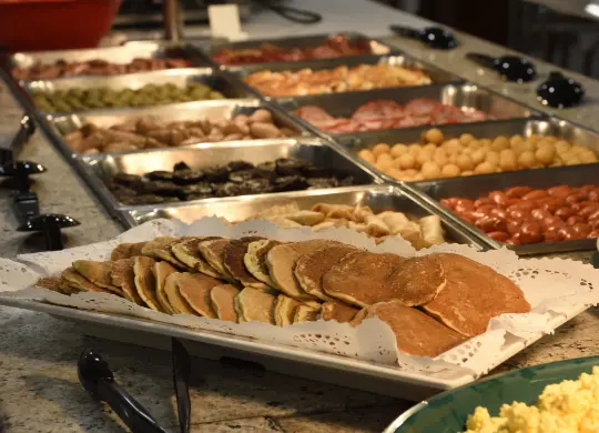 Auf Klassenfahrt mit HEROLÉ: Buffet im Hotel Internacional in Katalonien