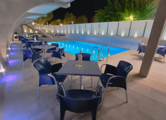 Auf Klassenfahrt mit HEROLÉ: Abendaufnahme des Pool im Hotel Internacional in Katalonien