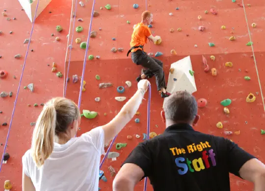 Auf Klassenfahrt mit HEROLÉ: Kletterwand der Jugendherberge Echternach in Luxemburg
