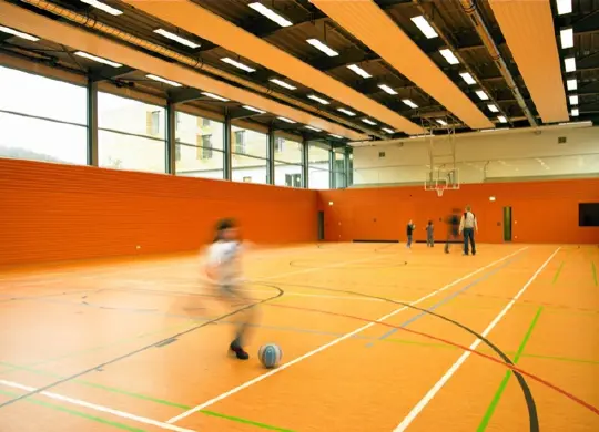 Auf Klassenfahrt mit HEROLÉ: Sporthalle der Jugendherberge Echternach in Luxemburg