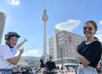 Englisch lernen Berlin Auf Klassenfahrt mit HEROLÉ: Schüler:innen beim Englisch lernen in Berlin