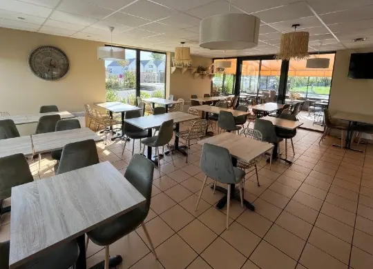Auf Klassenfahrt mit HEROLÉ: Frühstücksraum im Gold Beach Hotel Asnelles in der Normandie