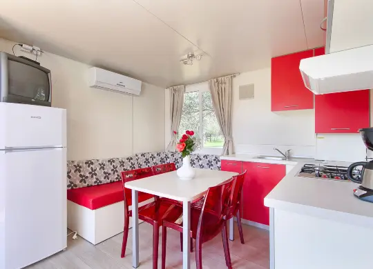 Auf Klassenfahrt mit HEROLÉ: Wohnküche im Mobilehome Comfort in der Ferienanlage Camping Oliva in Istrien