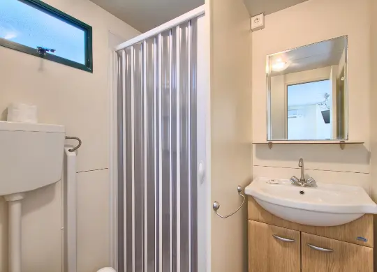 Auf Klassenfahrt mit HEROLÉ: Badezimmer im Mobilehome Standard in der Ferienanlage Camping Oliva in Istrien