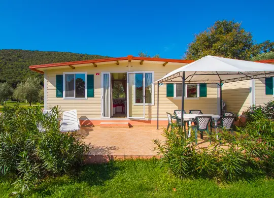Auf Klassenfahrt mit HEROLÉ: Außenansicht eines Mobilehome Comfort in der Ferienanlage Camping Oliva in Istrien