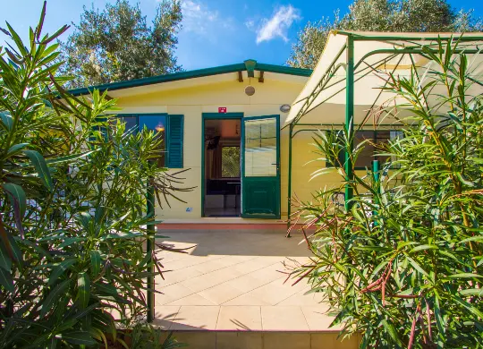Auf Klassenfahrt mit HEROLÉ: Außenansicht Mobilehome Standard in der Ferienanlage Camping Oliva in Istrien