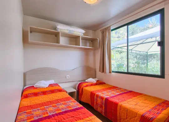 Auf Klassenfahrt mit HEROLÉ: Zweibettzimmer im Mobilehome Standard in der Ferienanlage Camping Oliva in Istrien