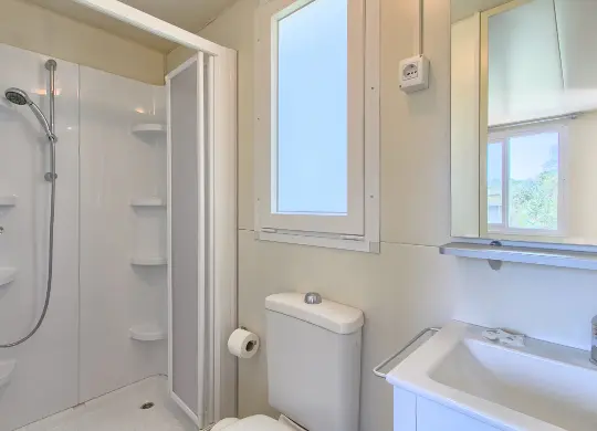 Auf Klassenfahrt mit HEROLÉ: Badezimmer im Mobilehome Comfort in der Ferienanlage Camping Oliva in Istrien