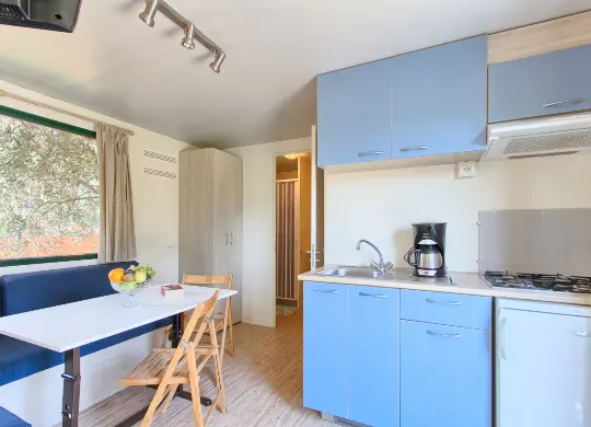 Auf Klassenfahrt mit HEROLÉ: Wohnküche im Mobilehome Standard in der Ferienanlage Camping Oliva in Istrien