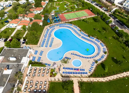 Auf Klassenfahrt mit HEROLÉ: Pool in der Ferienanlage Camping Oliva in Istrien