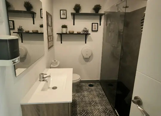 Auf Klassenfahrt mit HEROLÉ: Badezimmer im Feel Hostel Soho Málaga