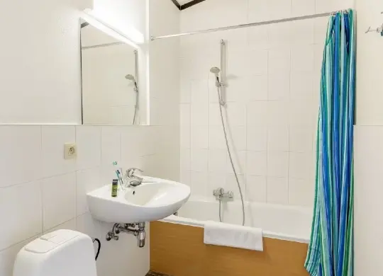 Auf Klassenfahrt mit HEROLÉ: Bad im Ferienhaus Select im Sunparks Oostduinkerke an der Fläm. Nordseeküste