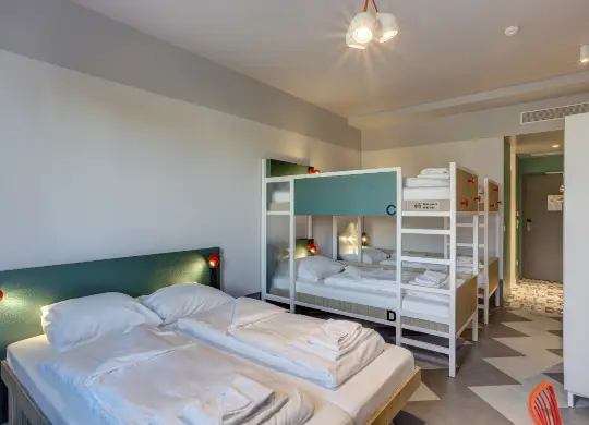 Mehrbettzimmer im MEININGER Hotel Paris Auf Klassenfahrt mit HEROLÉ: Ansicht eines Mehrbettzimmers im MEININGER Hotel Paris