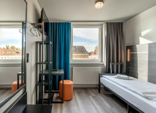 Einzelzimmer im a&o Hostel Berlin Friedrichshain Auf Klassenfahrt mit HEROLÉ: Einzelzimmer im a&o Hostel Berlin Friedrichshain