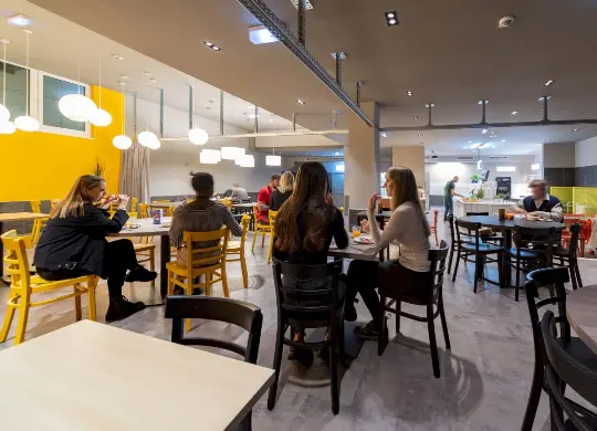 Auf Klassenfahrt mit HEROLÉ: Frühstücksraum im a&o Graz Hauptbahnhof