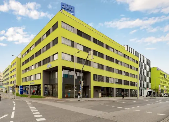 Auf Klassenfahrt mit HEROLÉ: Außenasicht des a&o Hostels Graz Hauptbahnhof
