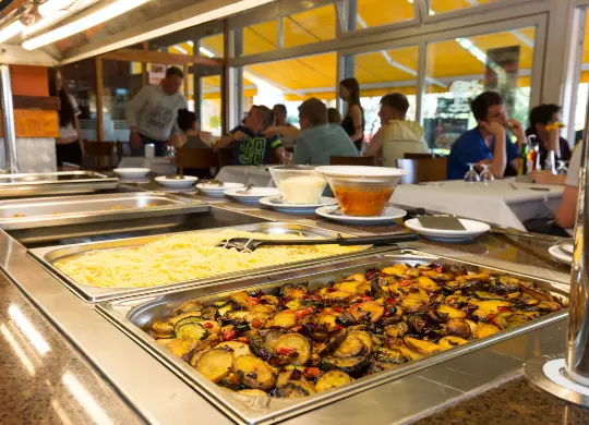 Auf Klassenfahrt mit HEROLÉ: Restaurant mit Buffet im Camping El Far in Calella