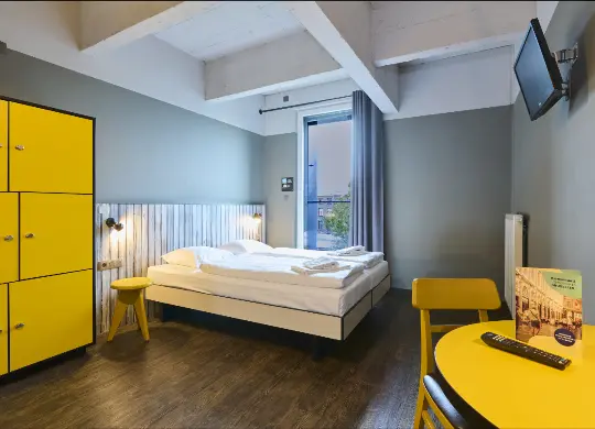 Auf Klassenfahrt mit HEROLÉ: Zimmer für Begleitpersonen im Meininger Hotel Brüssel City Center