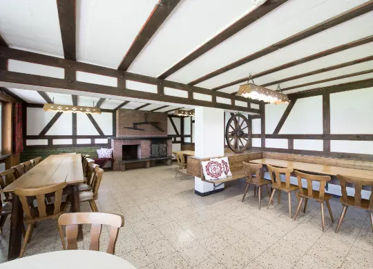 Auf Klassenfahrt mit HEROLÉ: Kaminzimmer in der Jugendherberge Oberbernhards in der Rhön