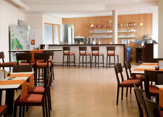 Auf Klassenfahrt mit HEROLÉ: Bar im JUFA Hotel Leibnitz bei Graz/Österreich