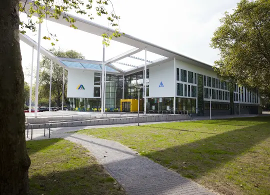 Auf Klassenfahrt mit HEROLÉ: Außenansicht der Jugendherberge Duisburg Sportpark im Ruhrgebiet