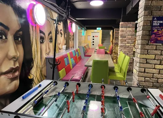 Auf Klassenfahrt mit HEROLÉ: Kicker im Games Room im Abbey Court Hostel Dublin