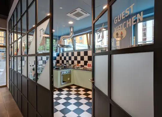 Auf Klassenfahrt mit HEROLÉ: Gästeküche MEININGER Hotel Lambrate