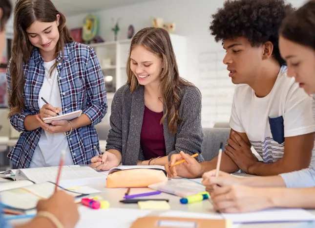 HEROLÉ und uzinzo Ein Euro pro Teilnehmer:in, mit jeder HEROLÉ-Klassenfahrt: So macht uzinzo Bildungsprojekte an Schulen möglich.