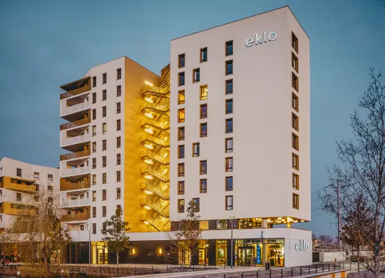 Auf Klassenfahrt mit HEROLÉ: Außenansicht des Eklo Hotels in Lyon