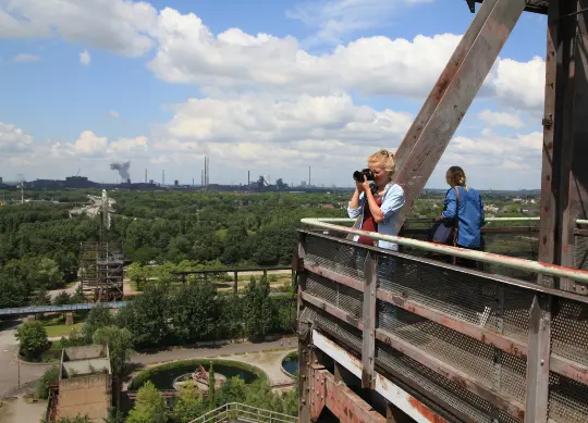Aussichtsturm im Landschaftspark Duisburg-Nord Von der Aussichtsplattform m Landschaftspark Duisburg-Nord genießen Schulklassen einen weiten Blick über das Ruhrgebiet.