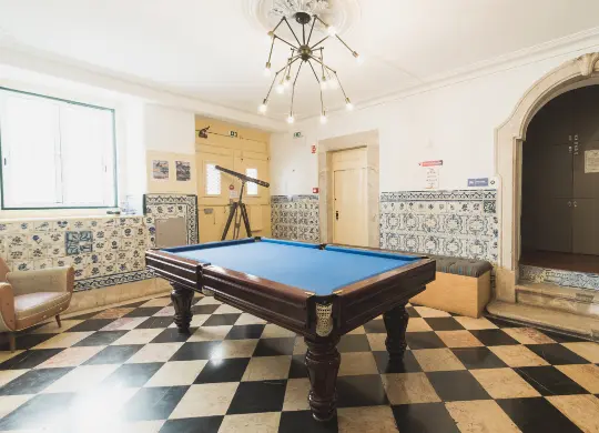Auf Klassenfahrt mit HEROLÉ: Gemeinschafts-/Spieleraum im WOT Hostel New Lisbon in Lissabon