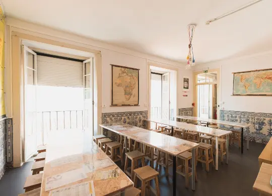 Auf Klassenfahrt mit HEROLÉ: Frühstücksraum im WOT Hostel New Lisbon in Lissabon