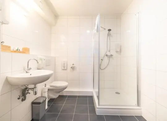 Auf Klassenfahrt mit HEROLÉ: Alle Zimmer mit Dusche/WC im Pink Flamingo Hostel in Den Haag