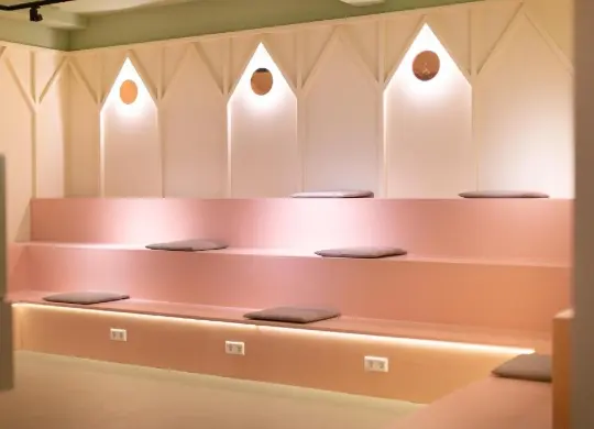 Auf Klassenfahrt mit HEROLÉ: Lounge im Pink Flamingo Hostel in Den Haag