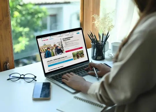 Lehrerin auf Webseite von HEROLÉ Immer up to date: Auf der Webseite von HEROLÉ erhalten Sie alle Informationen zu unseren Klassenfahrten.
