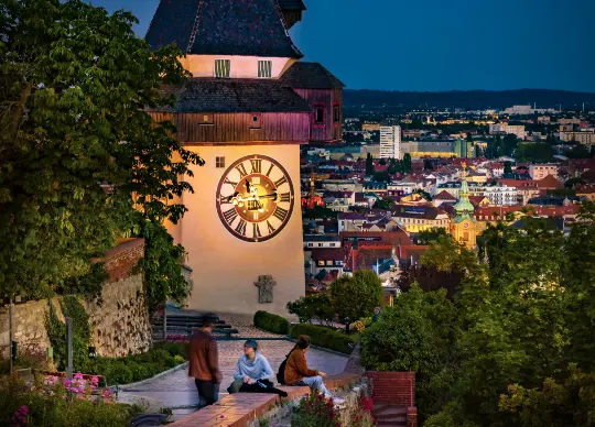 Nächtlicher Uhrturm Graz Auf Klassenfahrt mit HEROLÉ: Nächtlicher Uhrturm