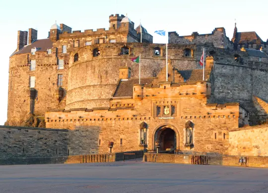 Auf Klassenfahrt mit HEROLÉ: Edinburgh Castle im Abendlicht