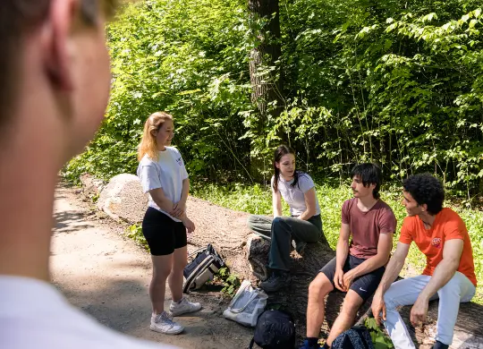 Gruppe im Wald Auf Klassenfahrt mit HEROLÉ: Verschnaufpause in der Natur